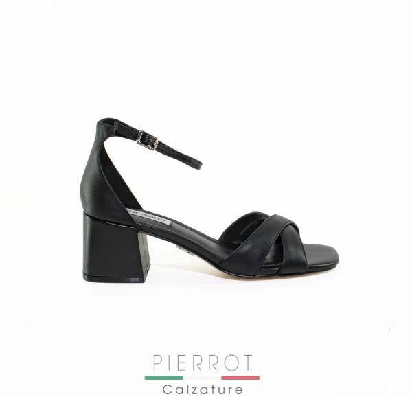 E26---steve madden---FERGIE NERONERO_1_P.JPG